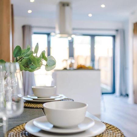 Rest&Recharge At Waterway House Villa Manchester Buitenkant foto