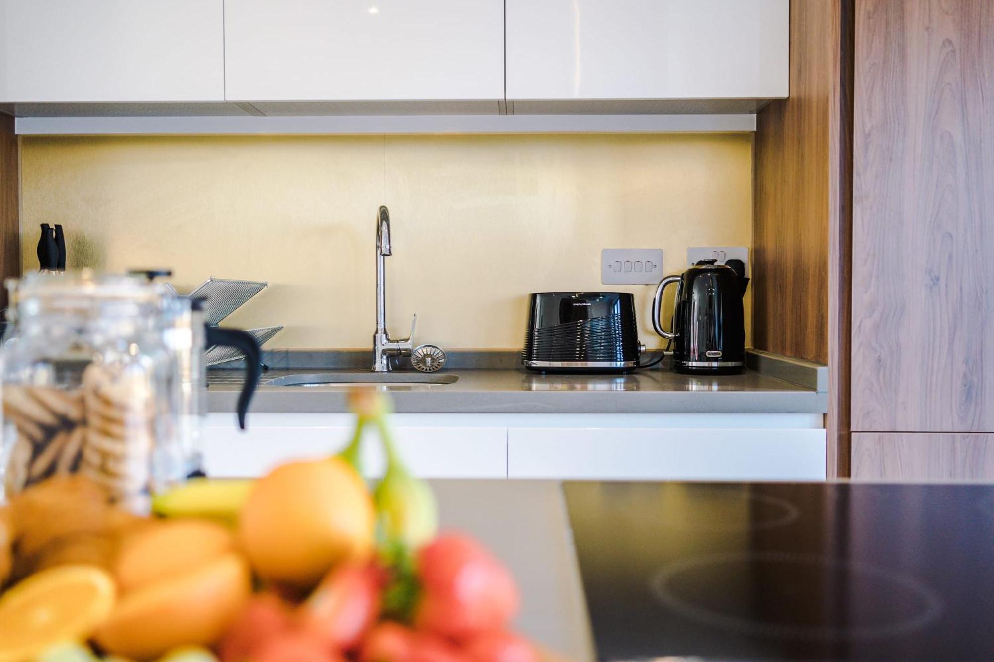 Rest&Recharge At Waterway House Villa Manchester Buitenkant foto