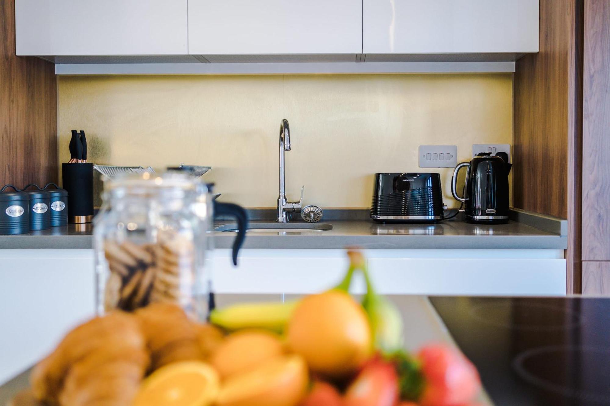 Rest&Recharge At Waterway House Villa Manchester Buitenkant foto