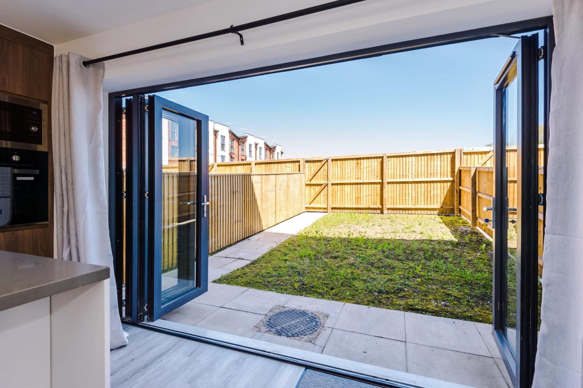 Rest&Recharge At Waterway House Villa Manchester Buitenkant foto