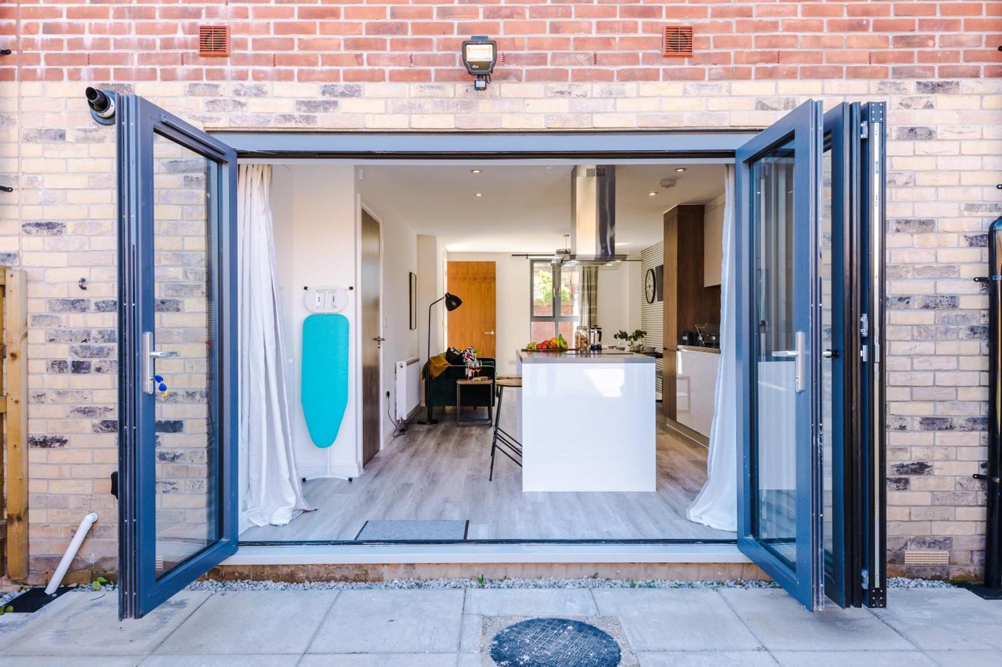 Rest&Recharge At Waterway House Villa Manchester Buitenkant foto