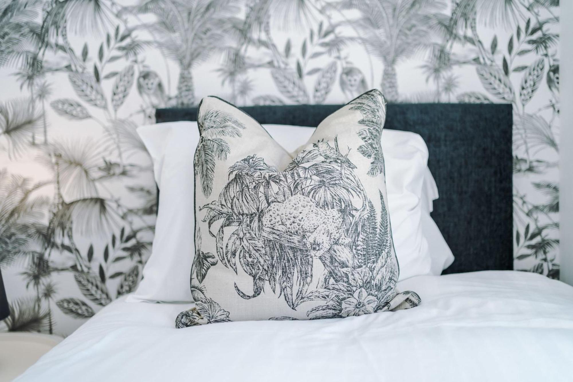 Rest&Recharge At Waterway House Villa Manchester Buitenkant foto