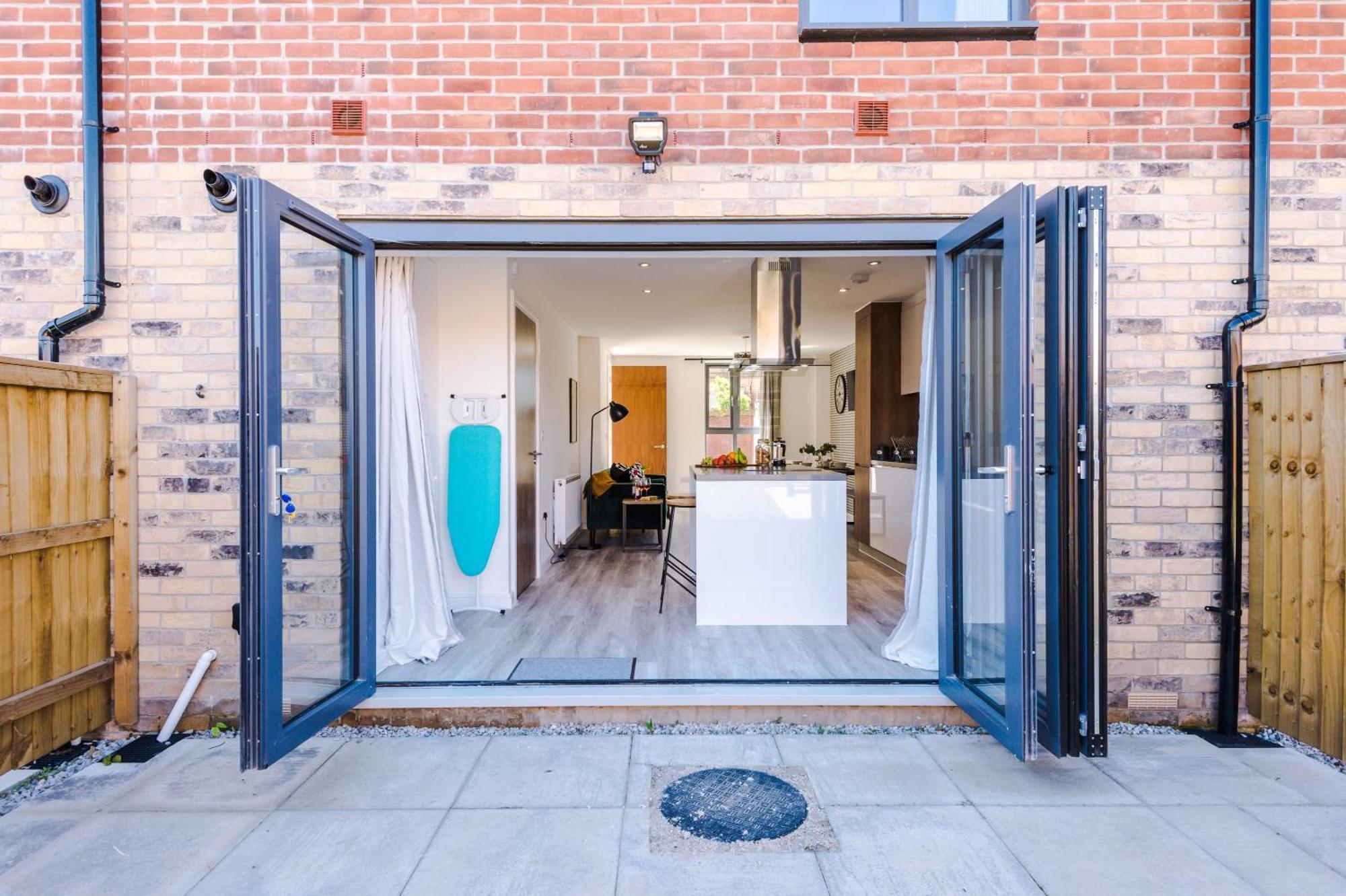 Rest&Recharge At Waterway House Villa Manchester Buitenkant foto