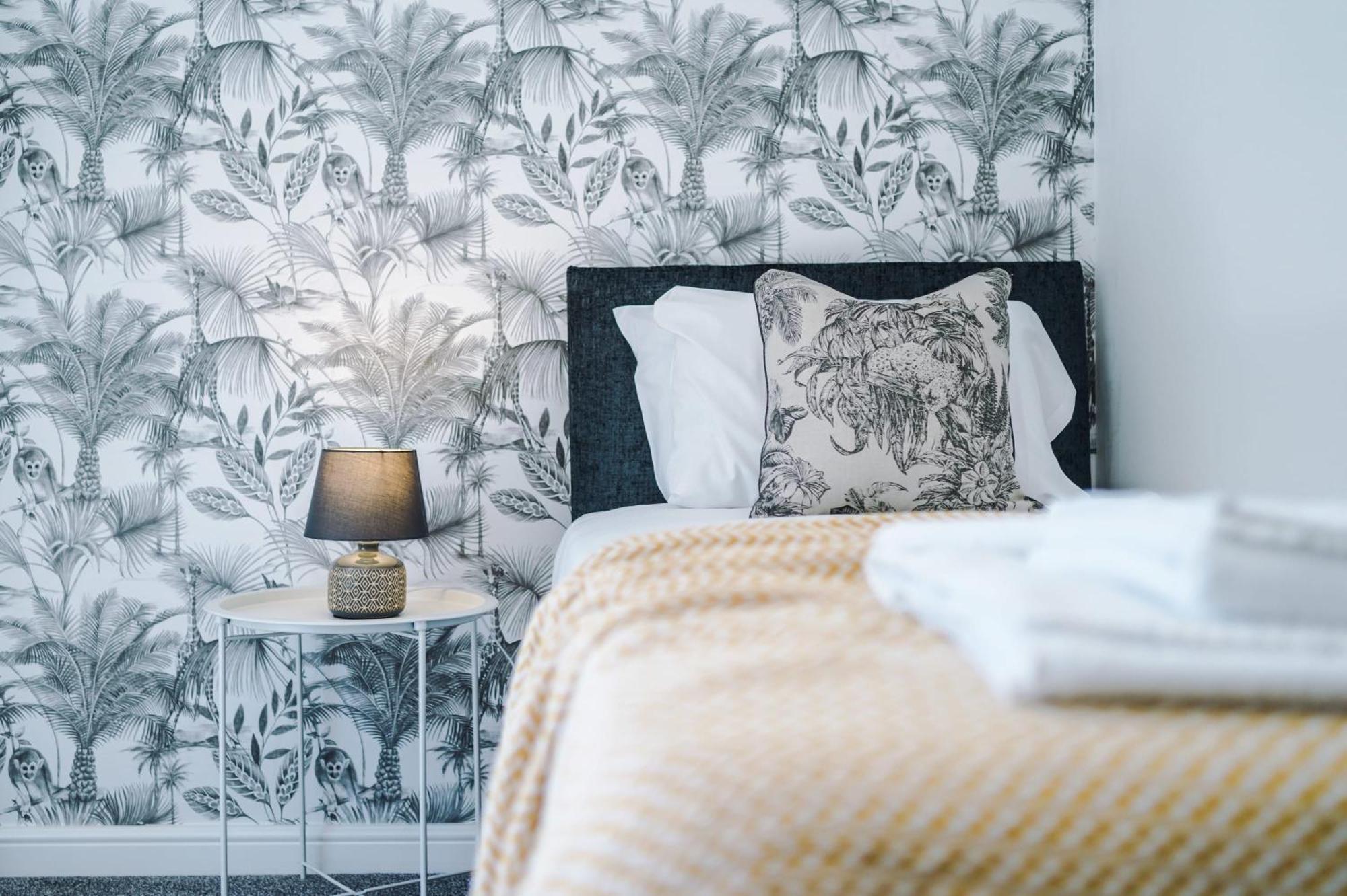 Rest&Recharge At Waterway House Villa Manchester Buitenkant foto