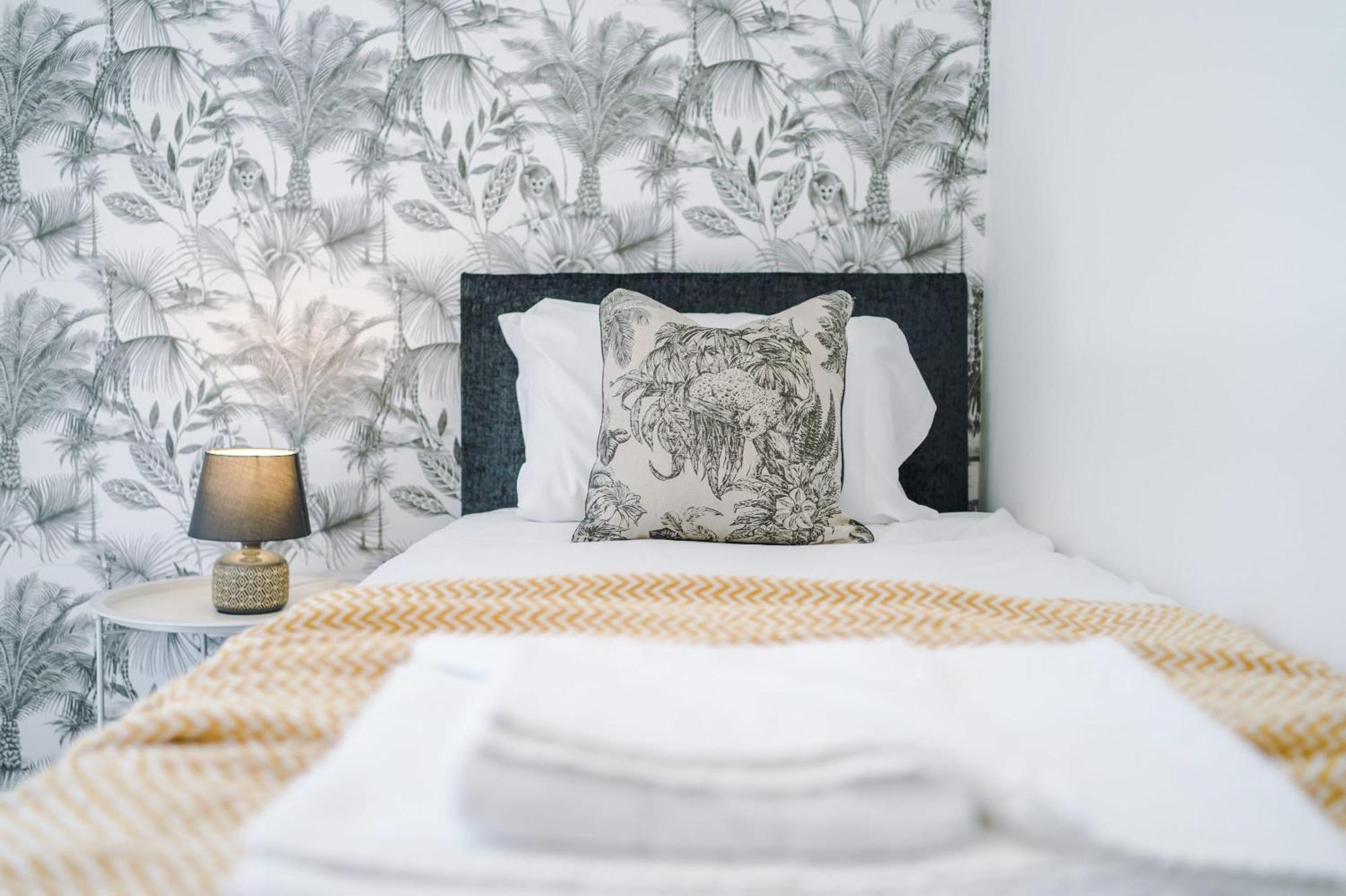 Rest&Recharge At Waterway House Villa Manchester Buitenkant foto