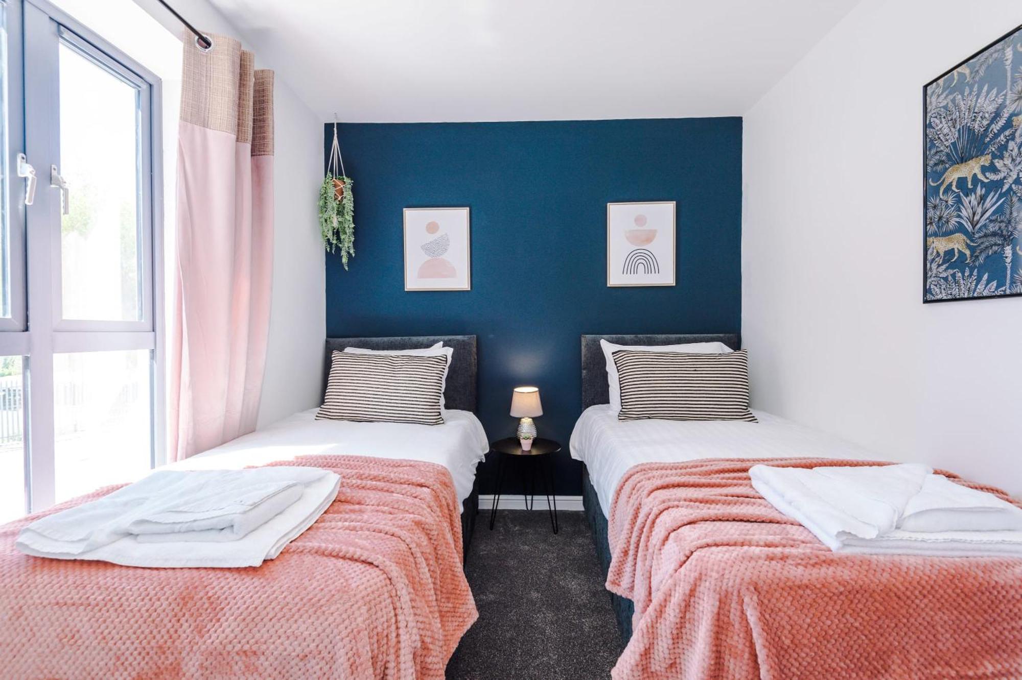 Rest&Recharge At Waterway House Villa Manchester Buitenkant foto