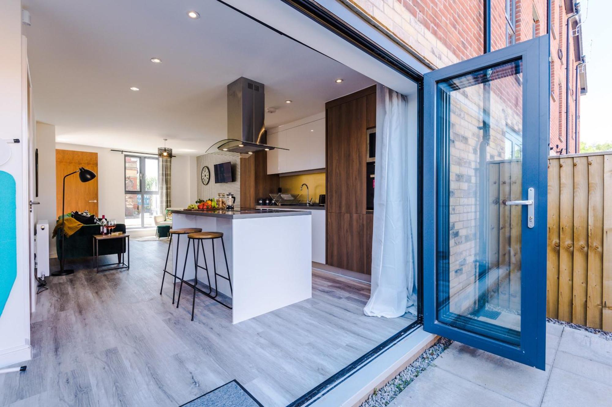 Rest&Recharge At Waterway House Villa Manchester Buitenkant foto