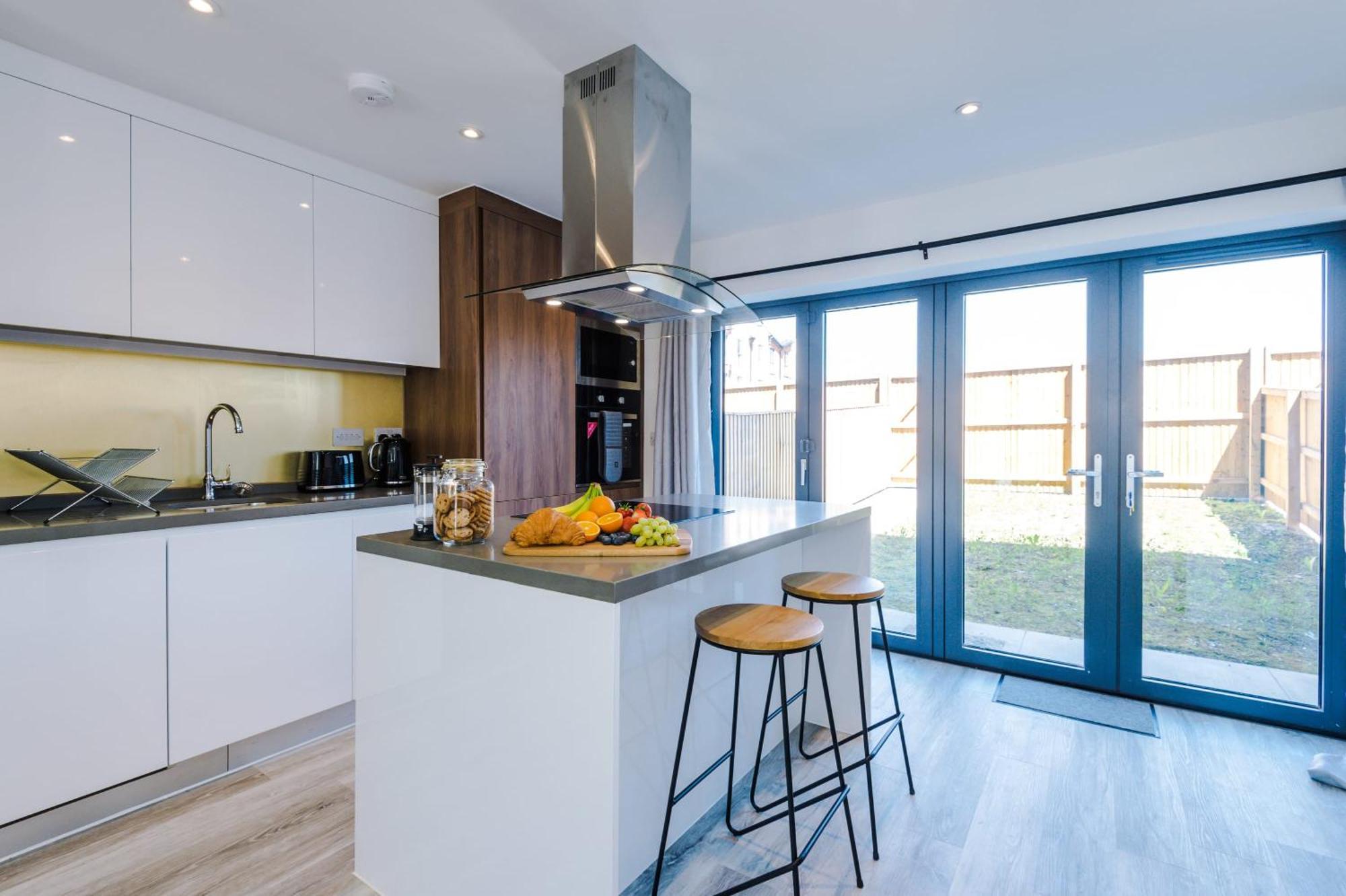 Rest&Recharge At Waterway House Villa Manchester Buitenkant foto
